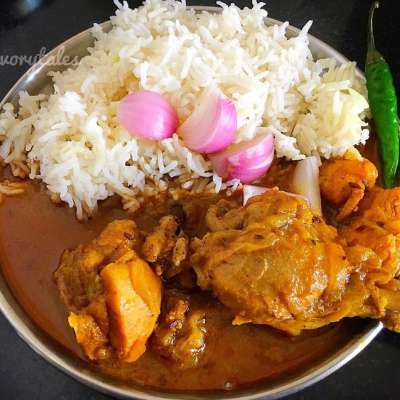 Chicken curry(3 Piece)+ rice (Served with chutney, onions , fryums)