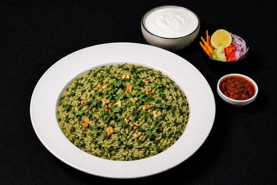 Palak Lasooni Khichdi-curd
