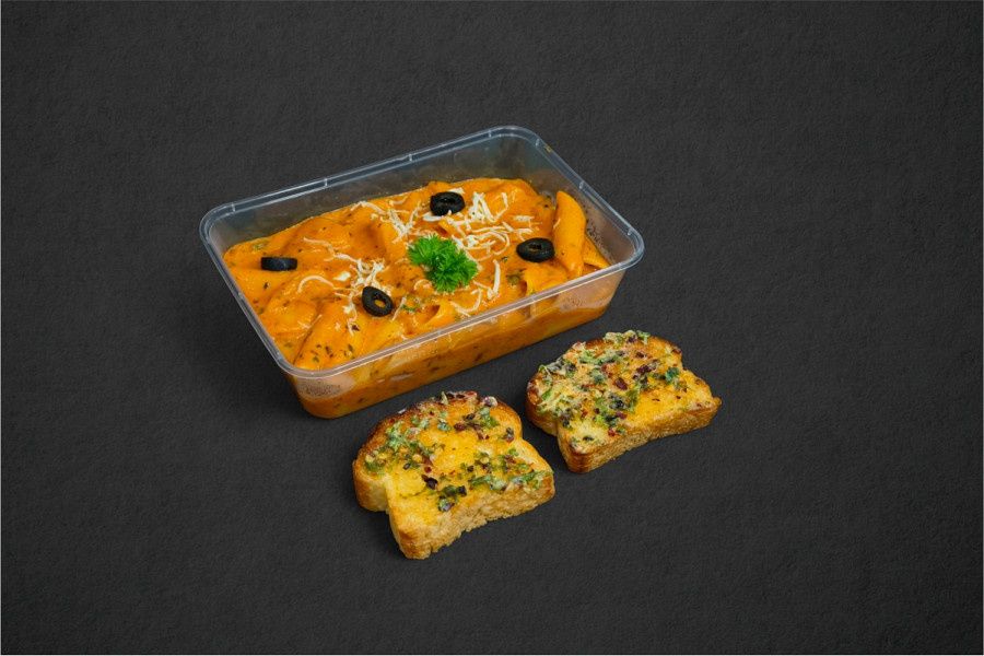 Italian Pasta With Garlic Bread