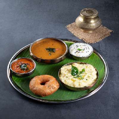 Pongal Vada Served With Sambhar & Chuttnies.