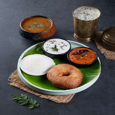 Idli Vada Served With Sambhar & Chuttnies.