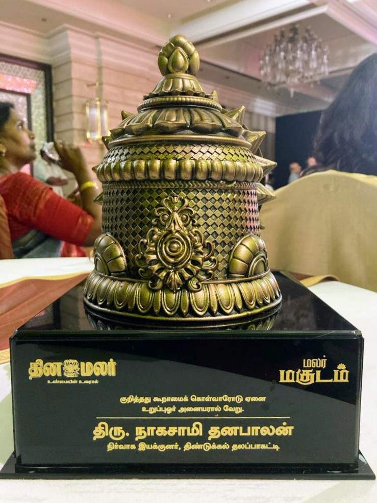 Malar_Magdum_Award_by_Dinamalar_Daily_1