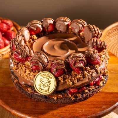 Crunchy Nutella Strawberry Cake