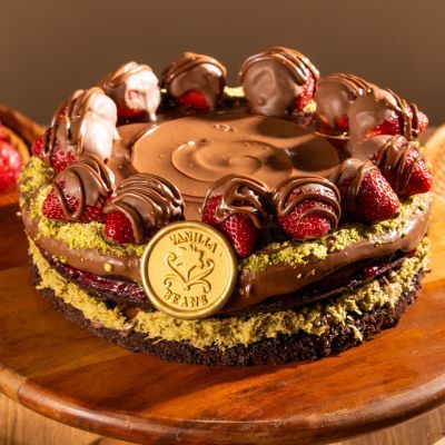 Krispy Kunafa Nutella Strawberry Cake