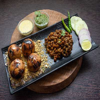 Roasted Litti With Chola Matar [4 Pieces]