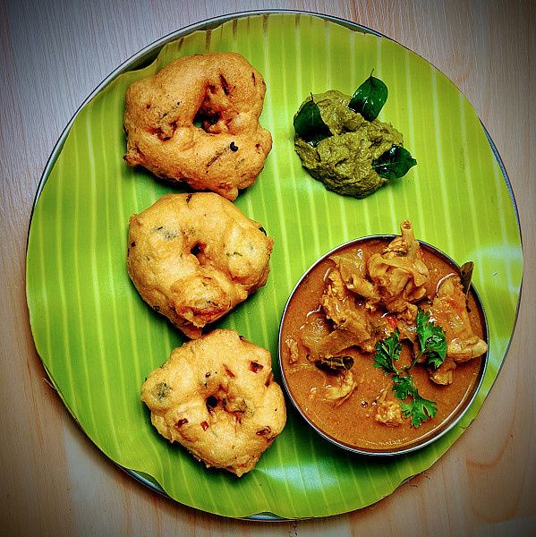 Medhu Vadai With Chicken Gravy - Ting