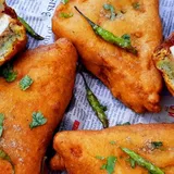 Paneer Stuffed Bread Pakoda (2 Pieces)