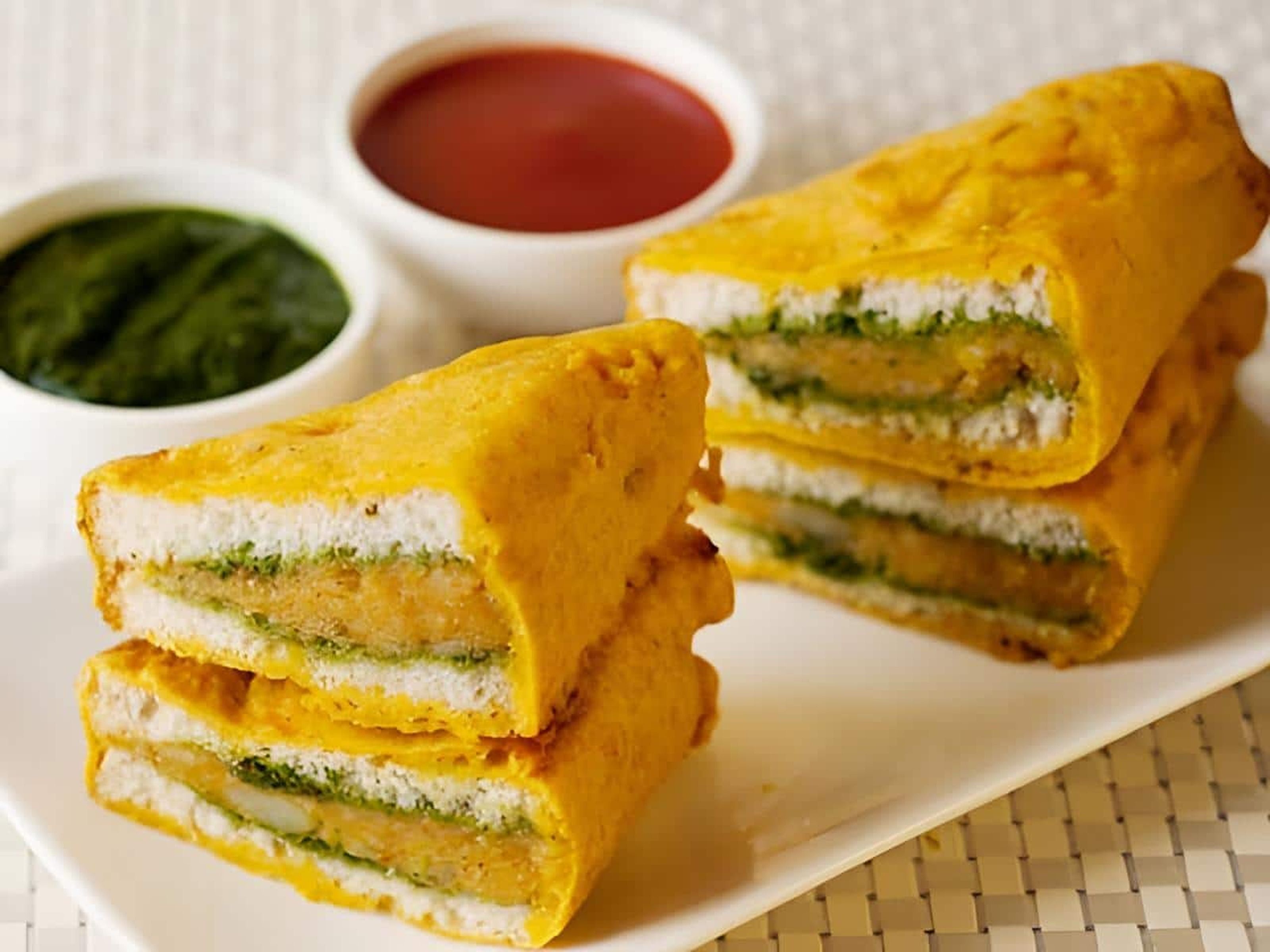 Aloo Stuffed Bread Pakoda (2 Pieces)