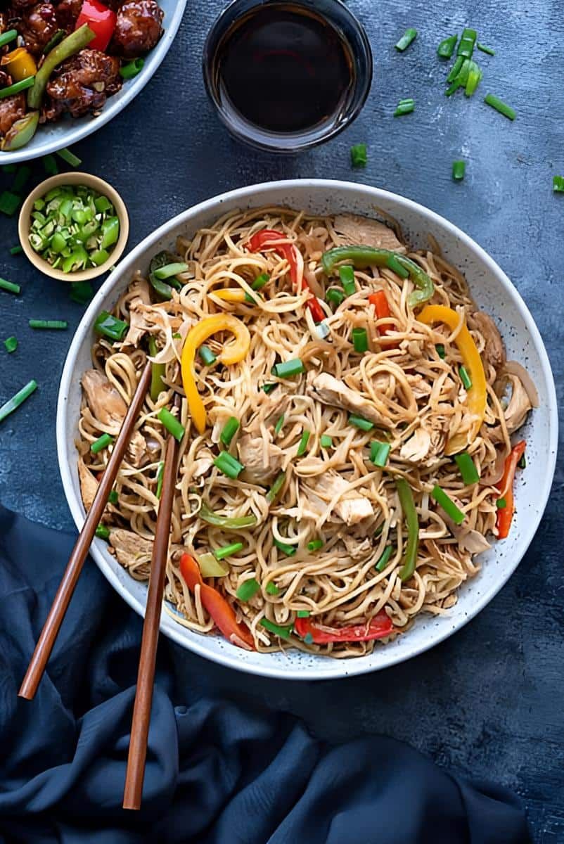 Chicken Hakka Noodles (With Eggs)