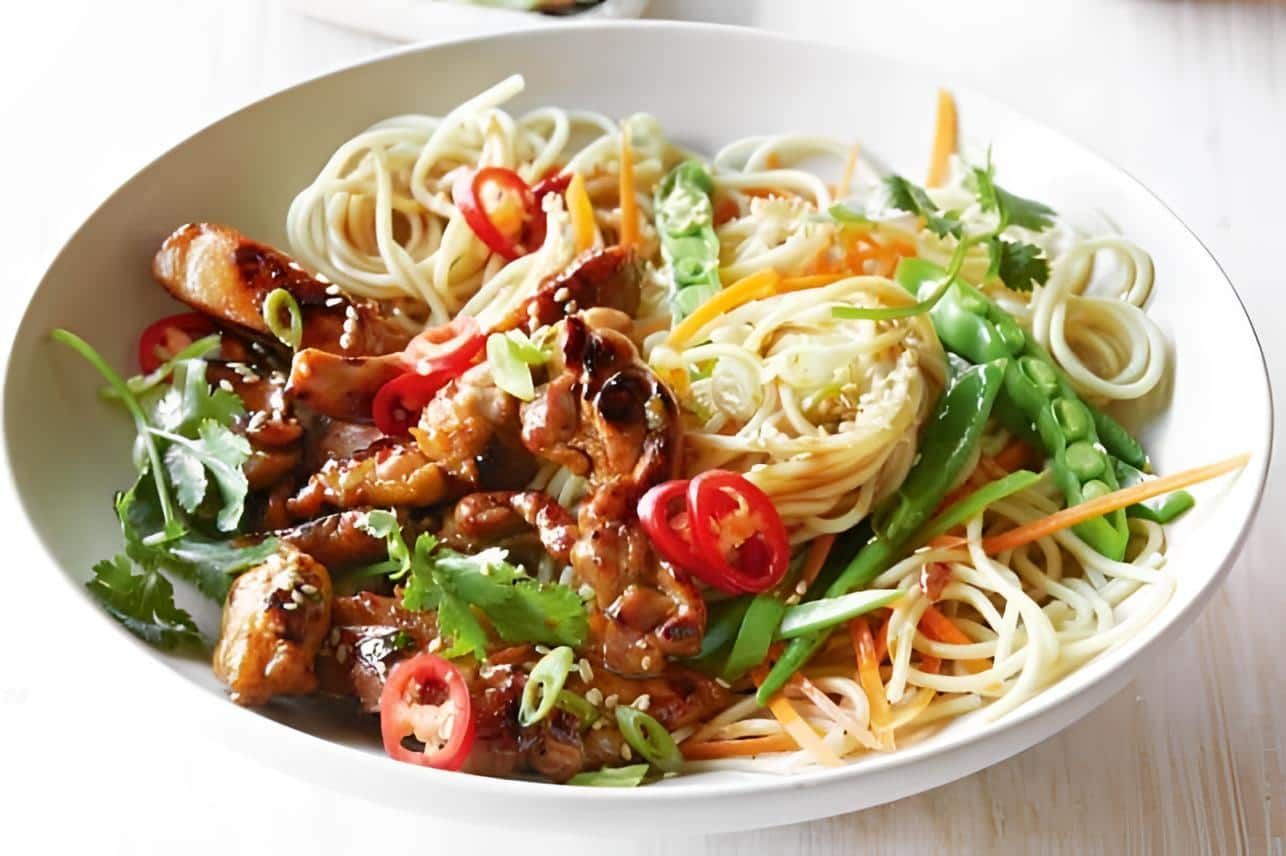 Chicken Manchurian Chowmein Meal Bowl (650Ml Bowl)