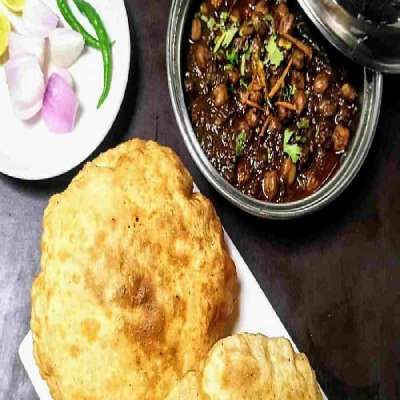 Chole Bhature (2 Bhature)