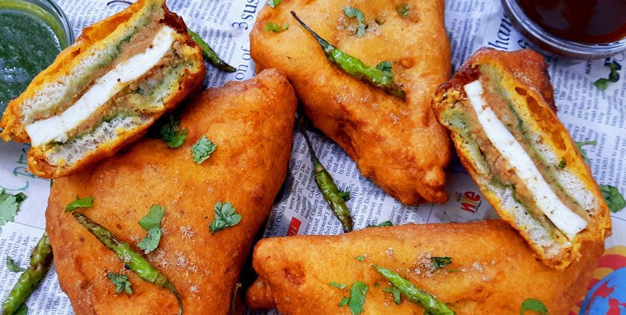 Paneer Stuffed Bread Pakoda (2 Pieces)