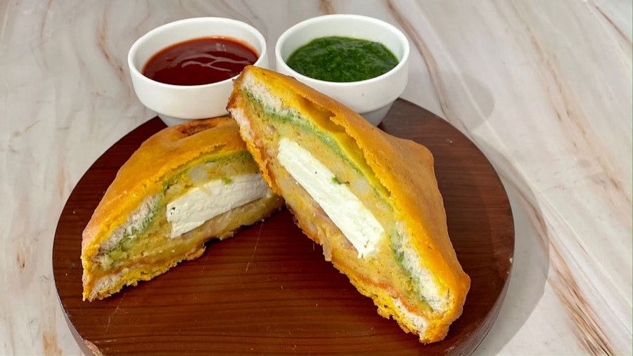 Paneer Stuffed Bread Pakoda (2 Pieces)