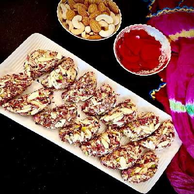 Kaju Gulab Gujia