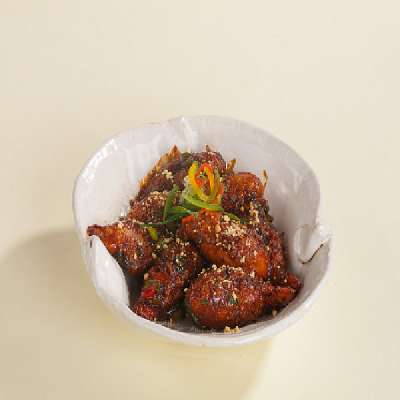 Momos Tossed In Hibachi Sauce With Spring Onion Crisp (400 Gms)