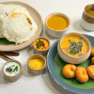 Chicken Filled Idlis [3 Pcs] W/ Bite Sized Medu Vadai [7 Pcs]