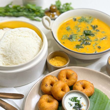 Idli & [MILD] Sambar [500mL] With Medu Vadai [5 Pcs]