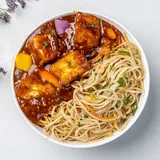 Spicy Chilly Paneer With Hakka Noodles Bowl