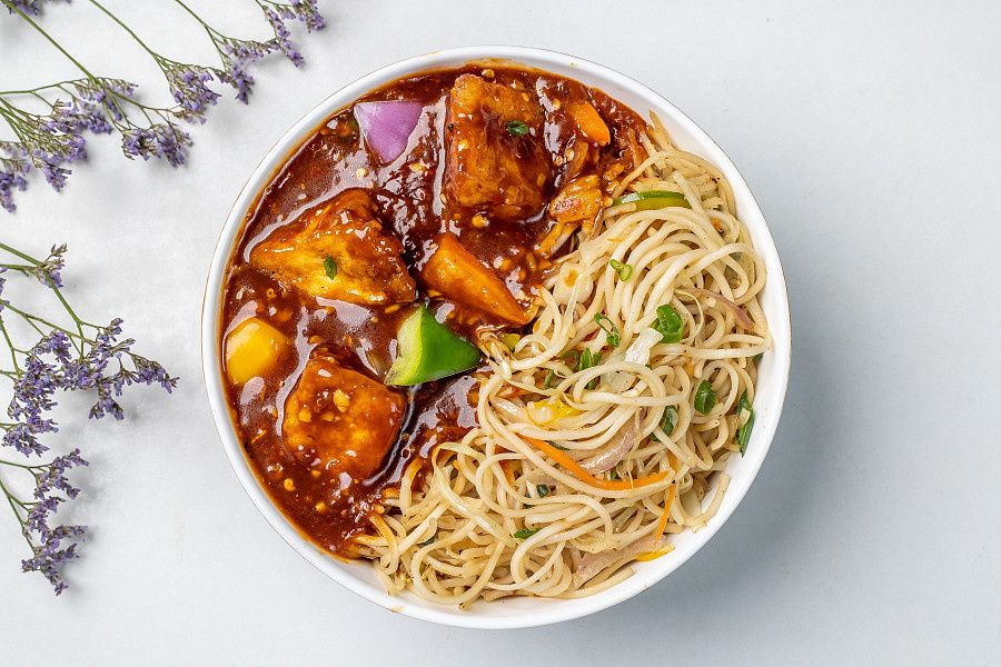 Hot Garlic Chilly Chicken With Hakka Noodles Bowl