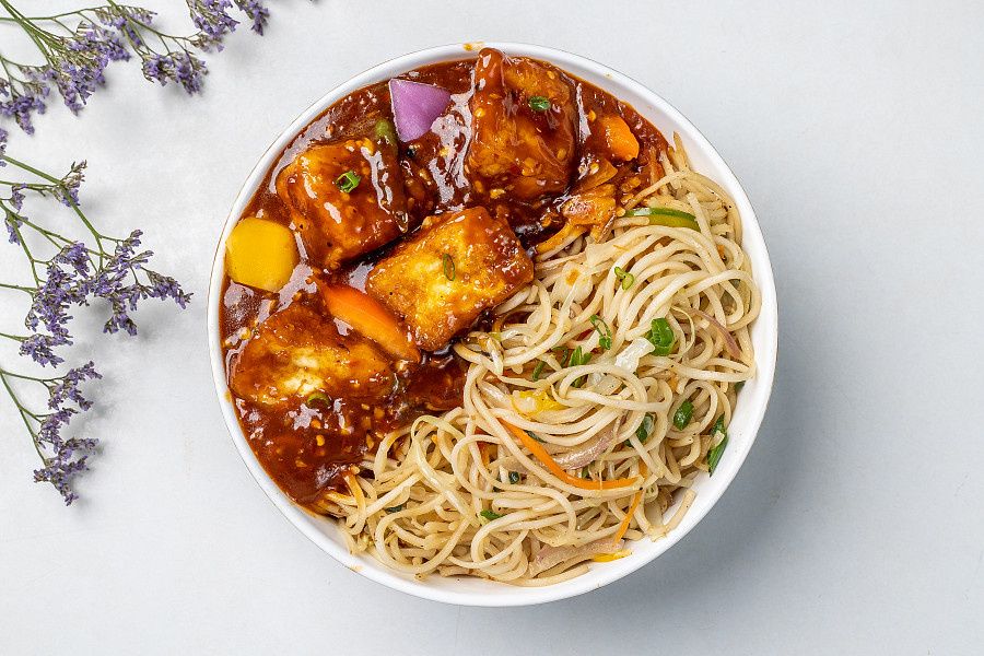 Spicy Chilly Paneer With Hakka Noodles Bowl