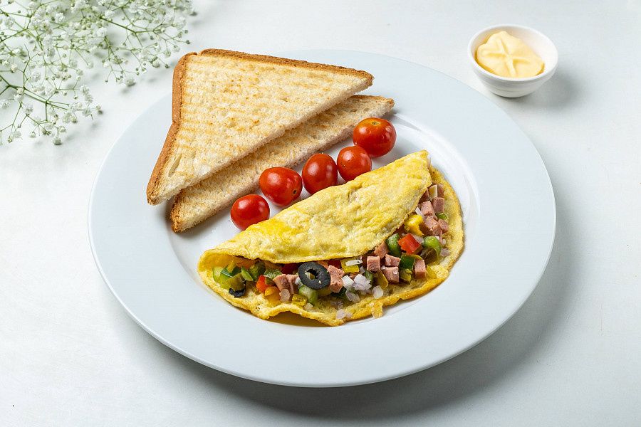 Sausage & Veggies Omelette With Toast(3 Eggs)