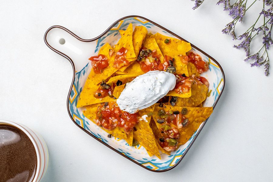 Nachos With Cheese & Salsa