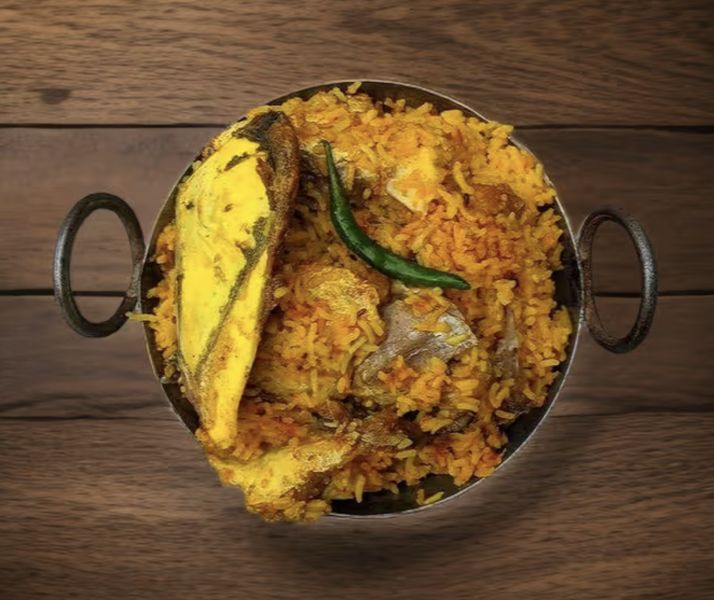 Macher Matha Diye Muri Ghonto