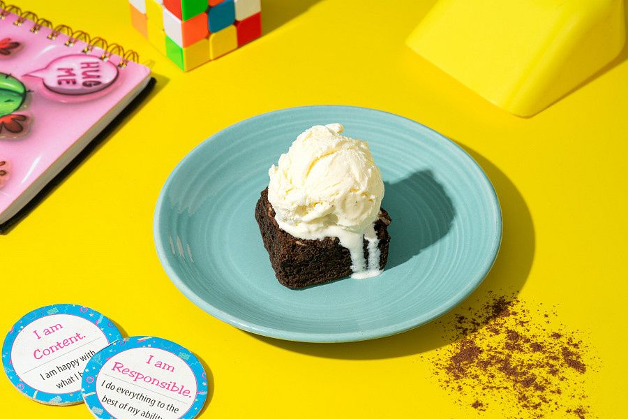 Classic Chocolate Brownie With Vanilla Ice Cream