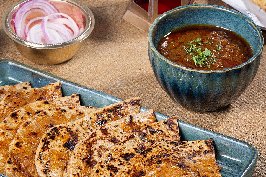 Tawa Chicken Keema Parantha With Gravy