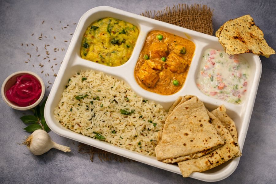 North Indian Executive Meal (2 Roti,Jeera Rice,Dal Tadka,Matar Paneer,Raita,Pickled Onion&Papad)