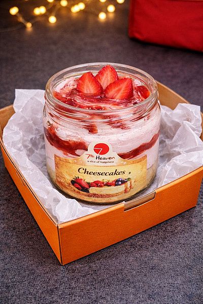 Strawberry No-bake Cheesecake Jar Cake