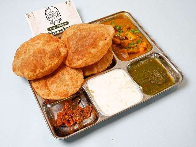 4 Puri with Aloo, Raita, Chatni