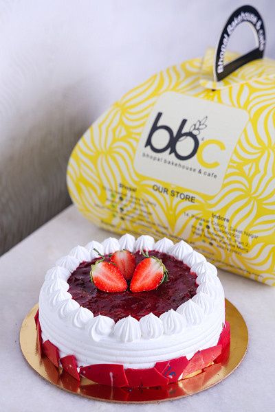 Vanilla Strawberry Cake