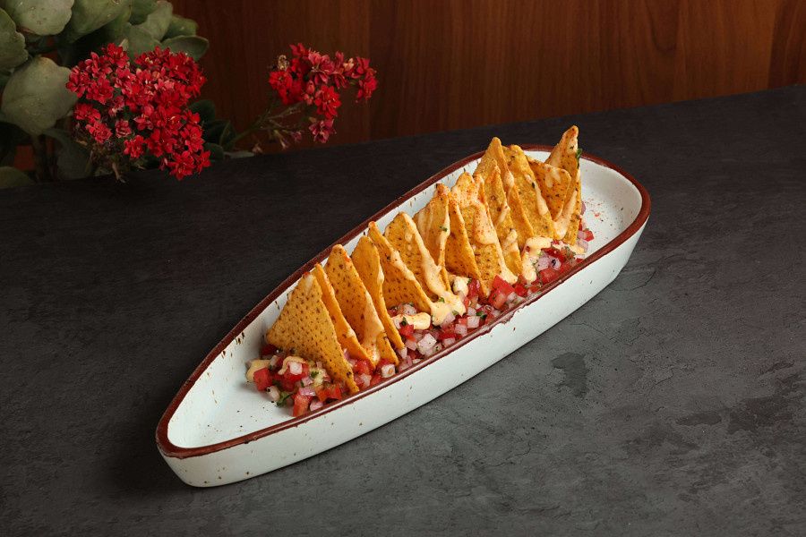 Baked Nachos With Salsa Dips