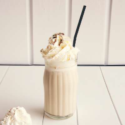 Vanilla Milk Shake With Ice Cream