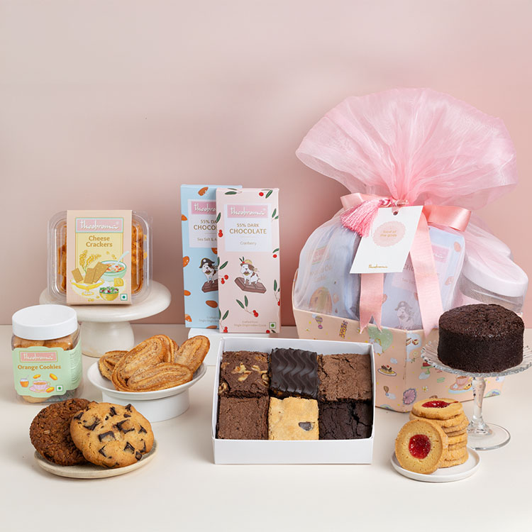 Customised Gift Hamper Basket (Eggless)