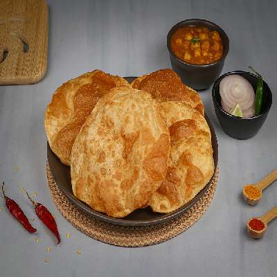 4 Poori With Sabji
