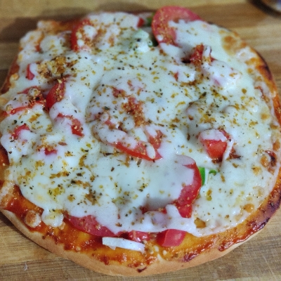 Tomato cheese pizza